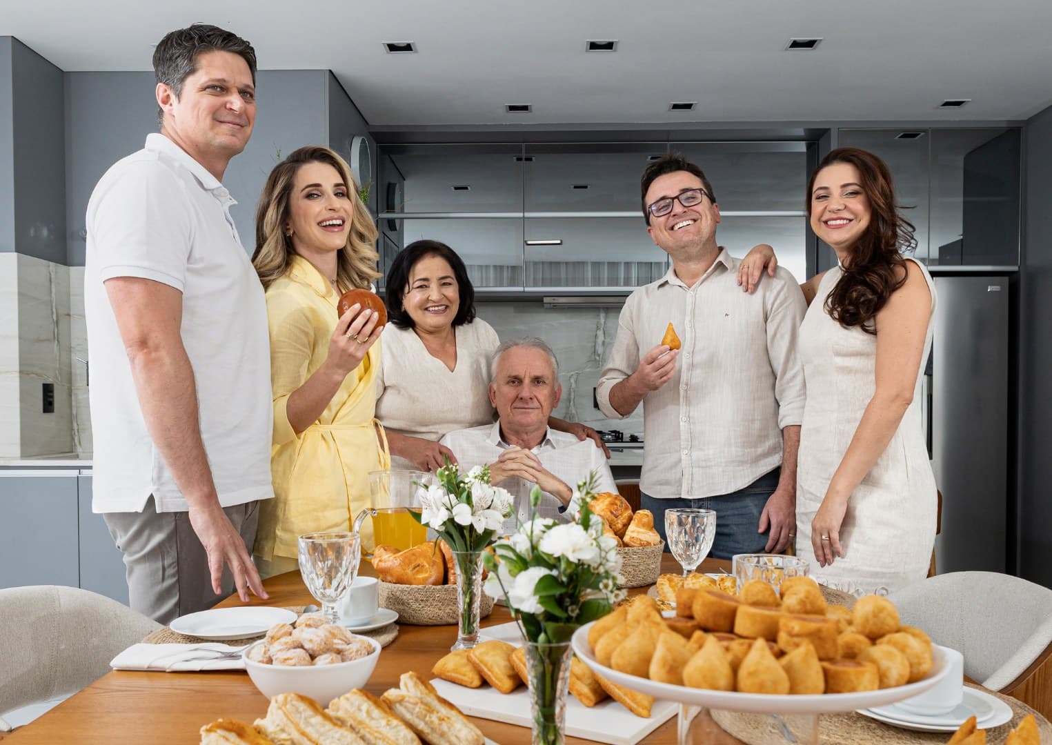 Família fundadora da Du'Cava reunida na cozinha